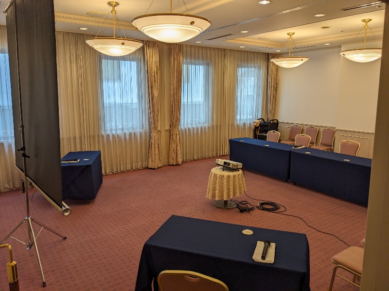 2F会議室カトレア　　WEB講演会一例-1
　スクリーン/プロジェクター/マイク