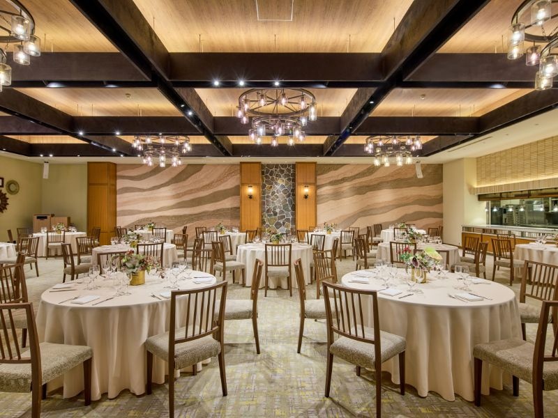 THE​ ​WEST​ ​GALLERY（立食220名/着席180名/スクール192名/シアター200名）
大小コンセプトの異なる6つの会場は様々なシーンにてご利用が可能です。ホテルでありながら、邸宅のようなプライベートパーティーが実現できます。