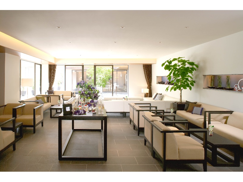 【ラウンジ(2室)】
広々としたゲストラウンジでは、待合としての利用だけでなくウェルカムパーティーや2次会のスペースとしてもご利用いただけます。