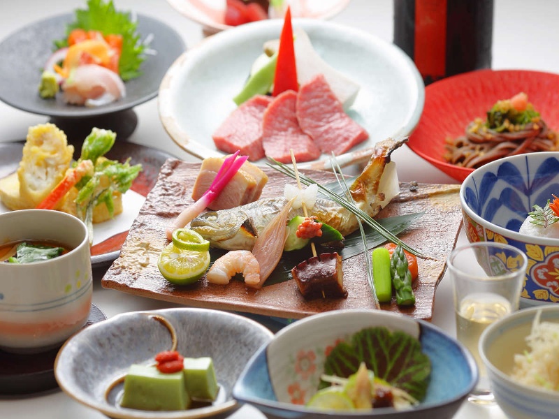 自然に囲まれながら食べる、理長自慢の季節の会席料理は絶品。
地元島根の旬の食材をふんだんに使用し、四季折々の味わいを丁寧に仕立てた逸品の数々をご堪能ください。