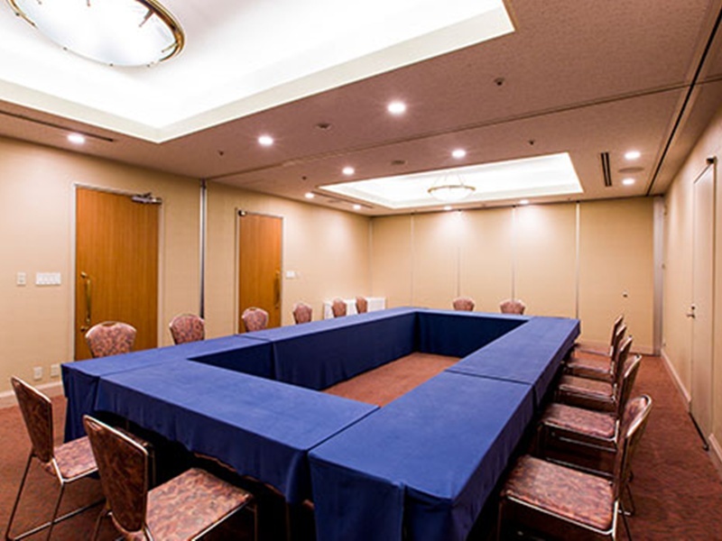 風師、足立、帆柱の3つの会場からなる小会議室。
少人数の会議、研修やお客さまの控室としてもご利用いただけます。