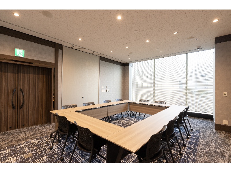 Dialogue Room 2(12名)
ロの字・島組形式で12名収容可能です。Link Room 1. 2. 3 やDialogue Room 1 のセミナー利用時には、関係者控室としても活用いただけます。