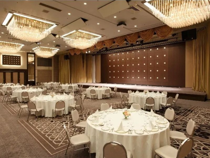 海の間
(収容人数　40～70名)
煌びやかな壁、落ち着きのある絨毯が上品な空間を演出する宴会・会議場。