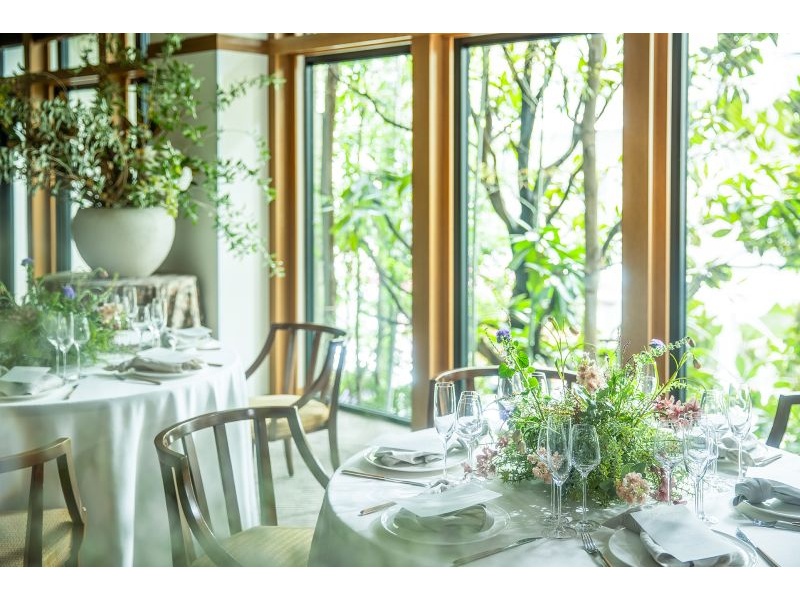 別邸KEYAKI　2F【オーキッド】
窓の外には竹林が覆い茂り、優しい木漏れ日が大人のプライベート空間をつくりだします。アットホームな雰囲気の中で、寛いだ時間をお過ごしいただけます。
着席：48席 立食：50名 スクール：33名 シアター：70名 流し：30席