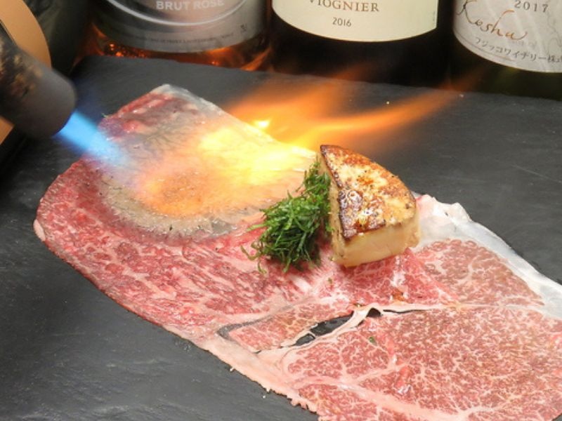 綺麗なサシの入った大分豊後和牛を炙り上質なフォアグラを巻きつけた当店の名物!ビストロ寿司