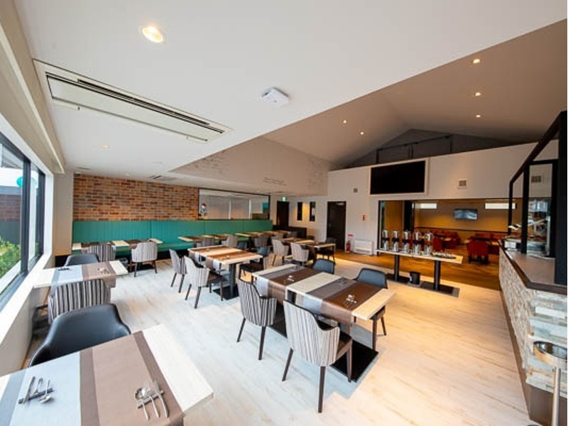 モダンでおしゃれな店内は、誕生日・記念日・歓送迎会など特別なお集まりにぴったり。バースデープレートのご用意も承っており、大切な方の記念日を心を込めてお祝いします。