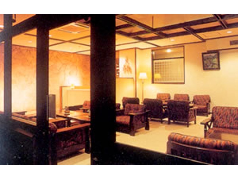 談話室。夕食後にゆっくりとお酒を飲みながらの語らいの場としてご利用ください。