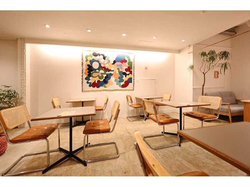 明るく開放的な白を基調とした店内