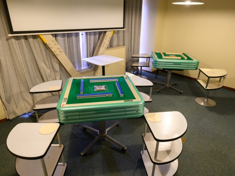 静かな熱気に包まれる、大人の知的エンタメ空間。 全自動麻雀卓を2卓完備し、真剣勝負も、親睦の一局も思いのまま。 気の合う仲間と過ごす“非日常の夜”を、ここでじっくり味わってください。