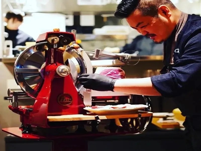 目の前ですりたてを楽しむ生ハム盛り合わせ