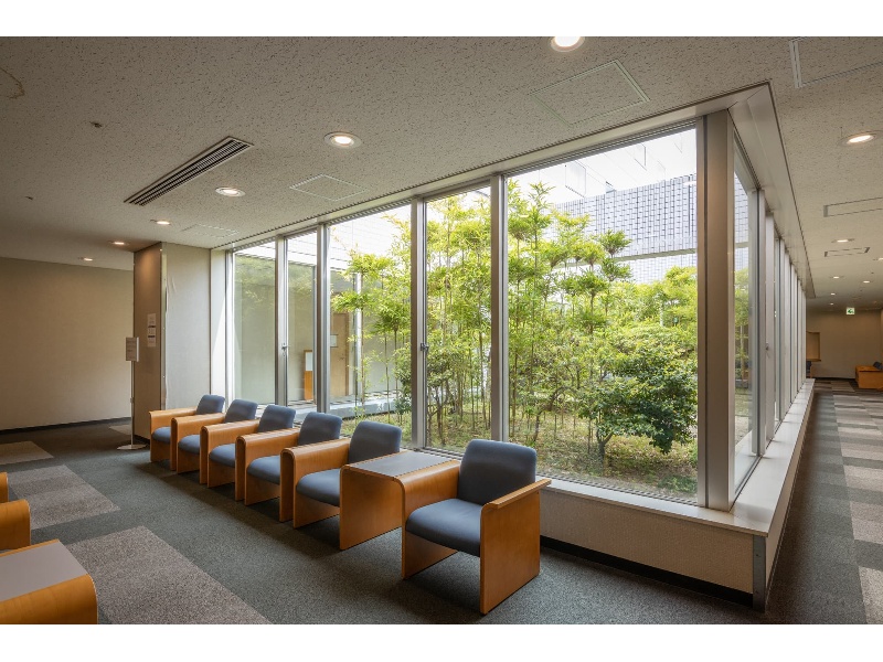 日が差し込む会議室ロビー。