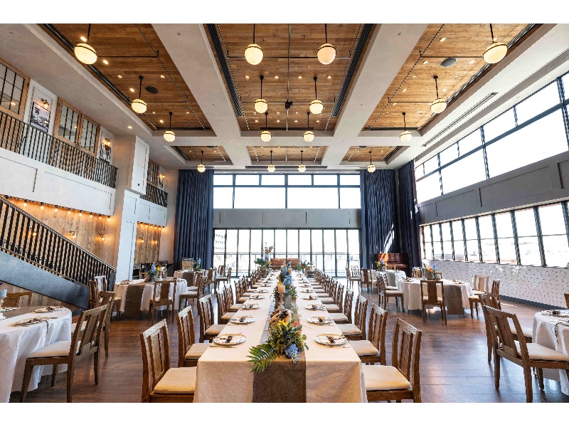 ３Fバンケットルーム
心地良い海風が入ってくるテラスを配したバンケットスペースは、天井まで木の温もりにあふれた居心地の良い空間となっています