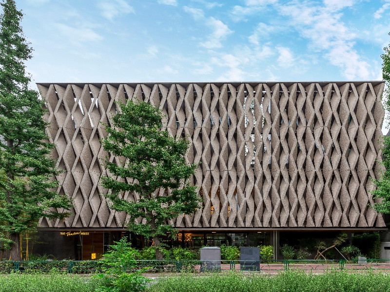 白金台の一等地に佇むモダンな外観。
白金台駅から、プラチナ通りを100m程進むと右手にございます。
