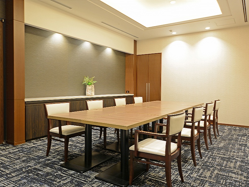 【会議室】SAKURAルーム(30㎡)
対面形式レイアウト例