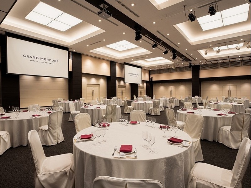 約800名収容可能な沖縄屈指の大宴会場。残波岬の絶景リゾートで、大規模な会議・パーティー・結婚式まで、あらゆるシーンに対応します。