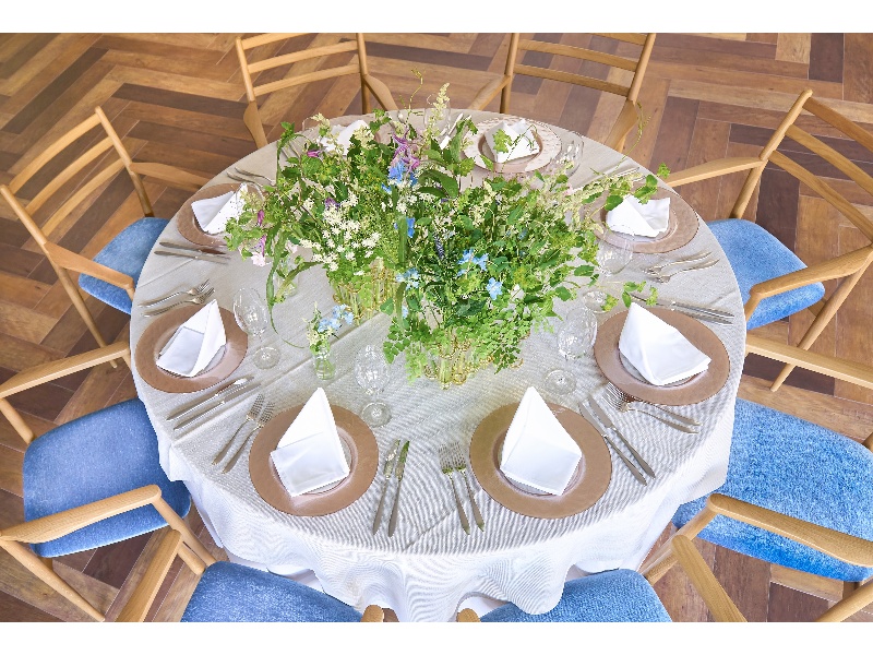 【テーブル装飾・演出】企業のブランドカラーやイベントのテーマに合わせた空間演出が可能です。装花はオプション（別料金）にて、ご予算や目的に応じて柔軟にご提案。周年記念パーティーやVIPをお迎えする会食など、特別なシーンを華やかに彩ります。