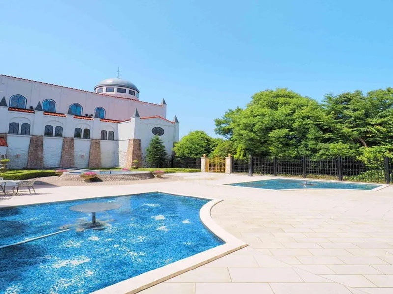 季節の花々や緑が溢れ非日常を感じれるガーデンのロケーションが魅力！