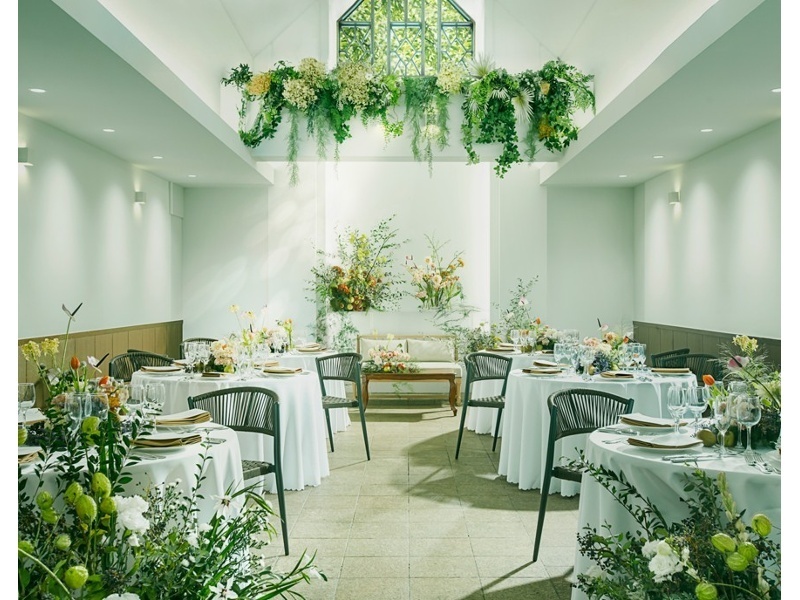 【セレモニーホール】
（立食～40名・着席～20名・シアター40名）
結婚式では挙式場、披露宴会場として使用され、貸切撮影やイベントにもご利用いただけます。