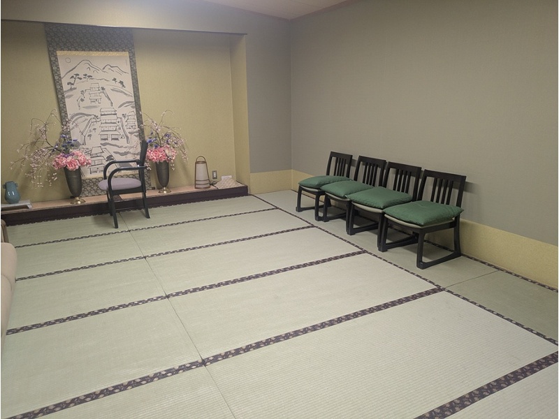 ホテル館3階にある「月の間」は、趣のある和室となっております。宴会で10名様収容可能です。