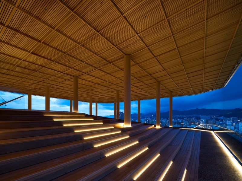 特典3
風が吹き抜けるウッドデッキの屋上展望台「ひろしまの丘」。
パーティーの間は12F会場との行き来が自由です。