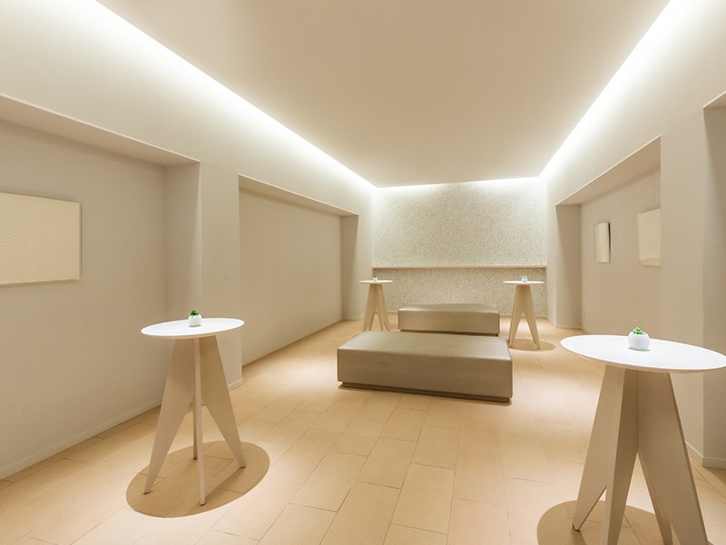 会場と同様に、素焼きタイルを使用したホワイエ（ウエイティングスペース）。ウエルカムドリンクサービスの場としてもご利用いただけます。