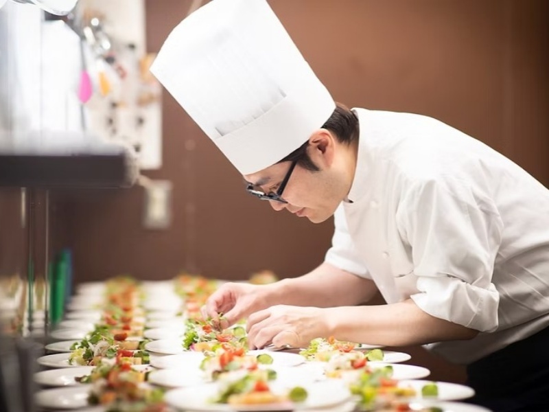 一皿一皿に向き合うシェフの手。丁寧な盛り付けから、華紋のこだわりが伝わります。