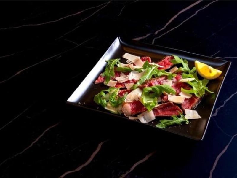 牛イチボ肉は、新鮮野菜と盛り付けた華やかな一品