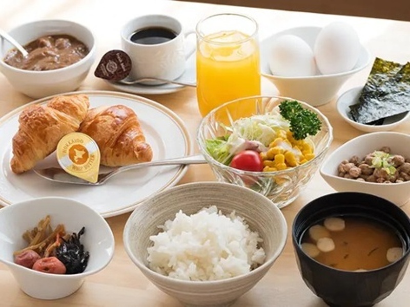 ご朝食には、自慢の栗原産「ひとめぼれ」と相性抜群の朝カレー、手早く食べられる「ねばねばのっけ丼」などをバイキング形式でご用意しております。