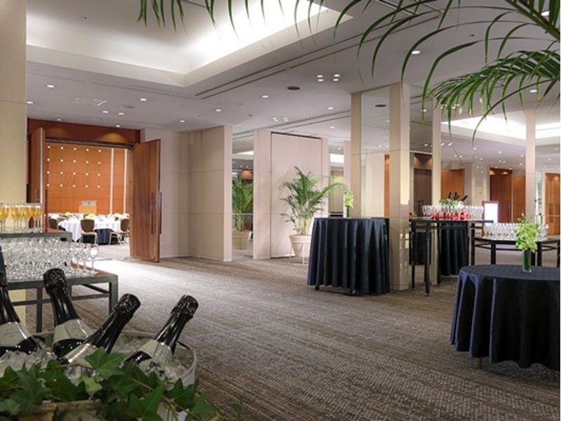 ホワイエ（前室）
受付・待合・展示スペースにご利用いただけます。