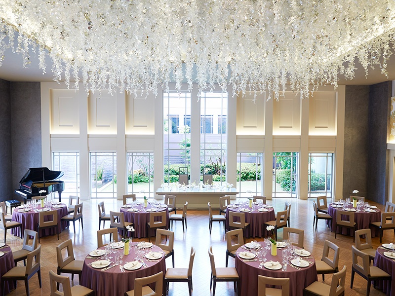 やさしく穏やかな光を放つシャンパンゴールドと、温もりを感じさせるマホガニーのフロアが魅力です。