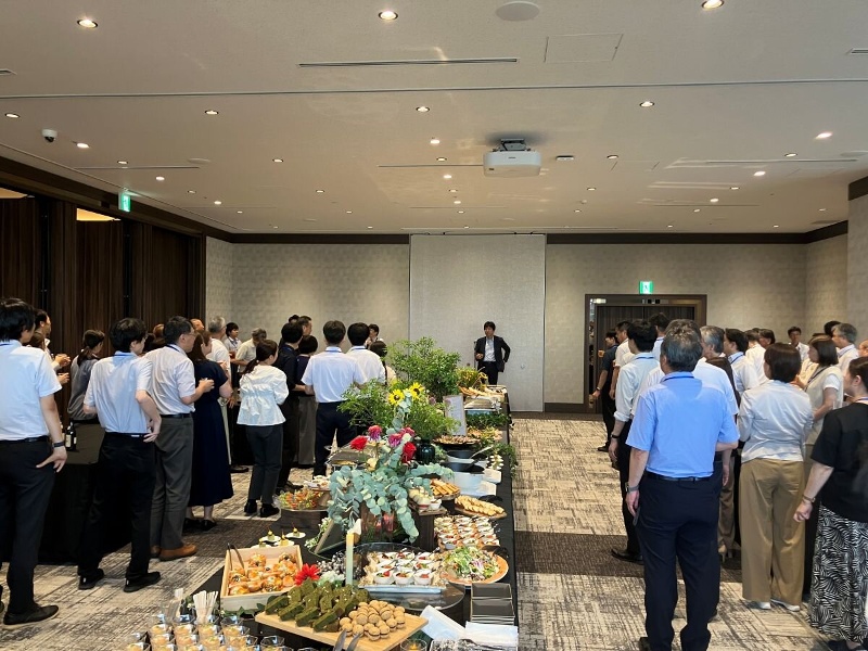 立食ブッフェの様子