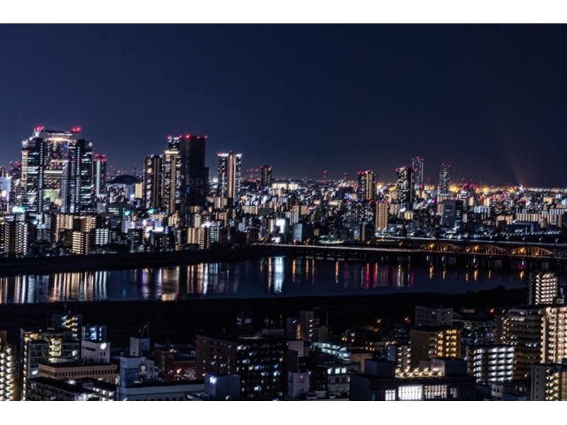 夜にはきらめく街の夜景が広がり、昼とは異なる上質で落ち着いた雰囲気に。特別感のあるパーティーシーンを演出します。