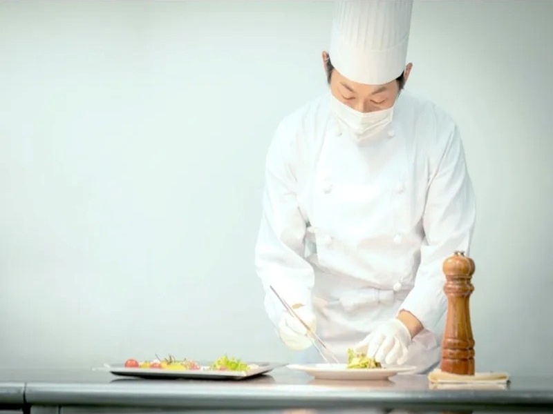 【感染防止対策⑤】
お料理･お飲物をご提供する際は、マスクと手袋を着用いたします。また、当面はコーススタイルで、極力生ものでのご提供はさけ火を通した食事を使用いたします。お酌、グラスやお猪口のまわし飲みを避けるためお飲み物はスタッフがサーブいたします。