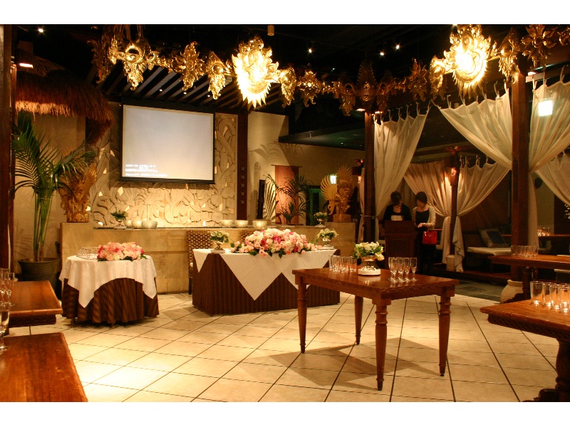 １００インチプロジェクター、ステージ、ワイヤレスマイク、受付テーブル完備。