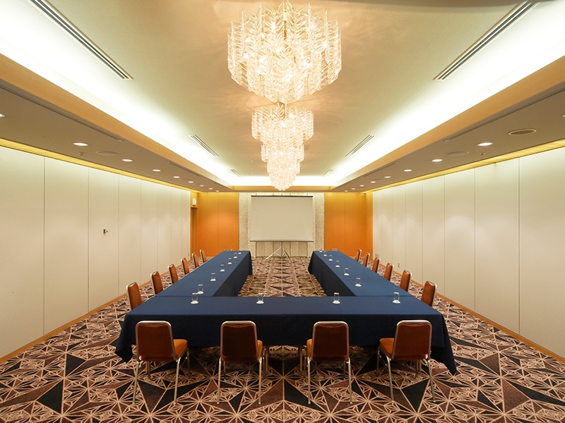 小宴会場【 Asuka -飛鳥-】
折壁になっている壁面には、朝霧を思わせるクロスをベースに、桜の錬付とアコヤ貝を貼り付け、落ち着いた雰囲気をつくりだしています。さらに間接照明が壁面を照らし、会場をやわらかく包みます。