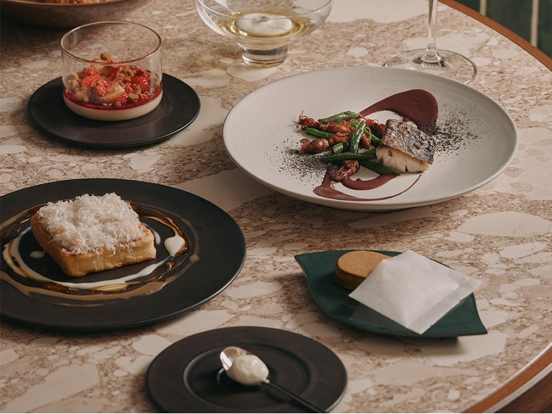 窓から差し込む柔らかな光が作る心地よい雰囲気の中で、大切な人と特別な時間をお過ごしいただけます。