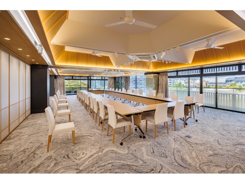 5F なぎ
会場面積　144.84㎡
コの字　　～26名
ロの字　～28名

お部屋を区切って40名様までの小中規模の集まりに対応。用途に合ったお部屋をご提案させていただきます。