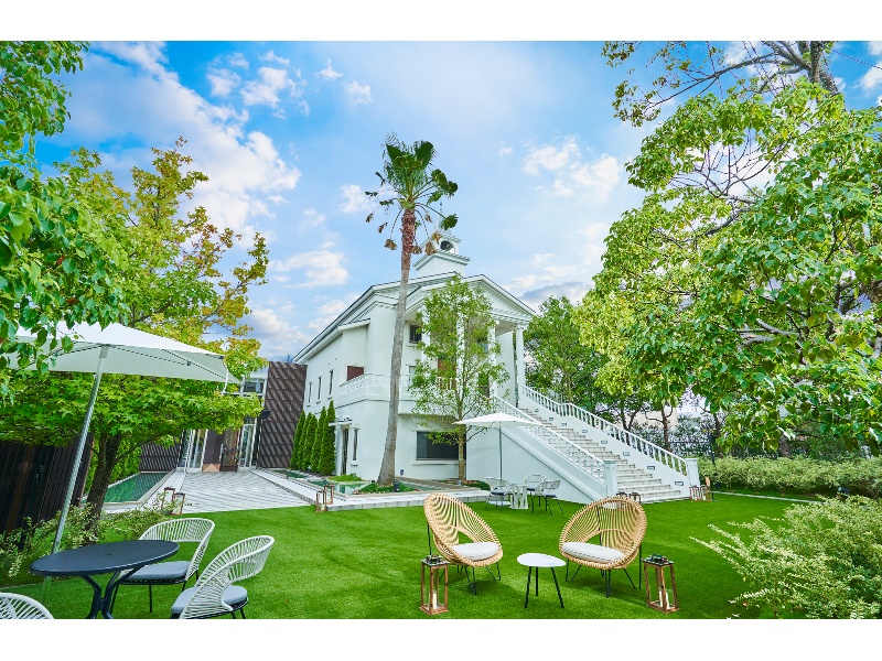 チャペル外観とエントランスガーデン。