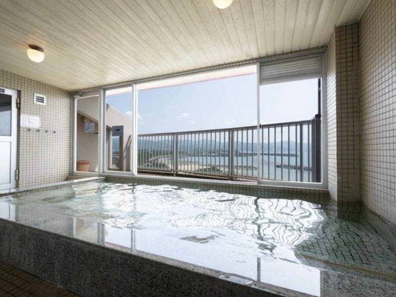 海を一望できる浴場