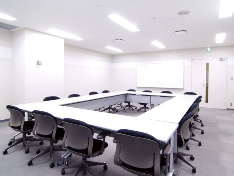 小研修室(50㎡)全2室
スクール最大22名 島型最大18名(6名×3島)