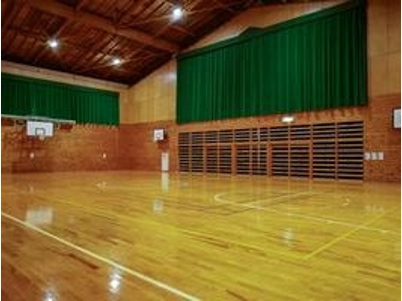 研修やレクリエーションに使える、広々とした体育館