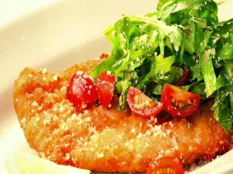 薄くのばした豚肉を少ない油で揚げたミラノ風カツレツ