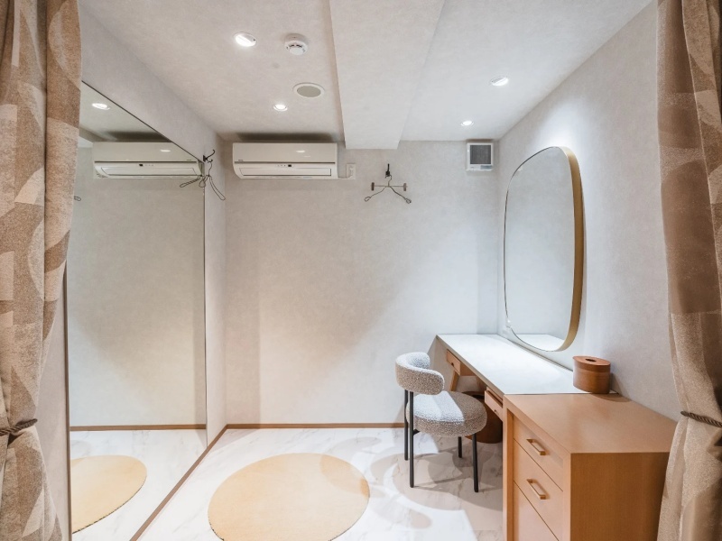 化粧台付き個室・フィッティングルーム完備。着替えやメイク直しも安心で、ゲストへのきめ細やかな配慮が自慢です。