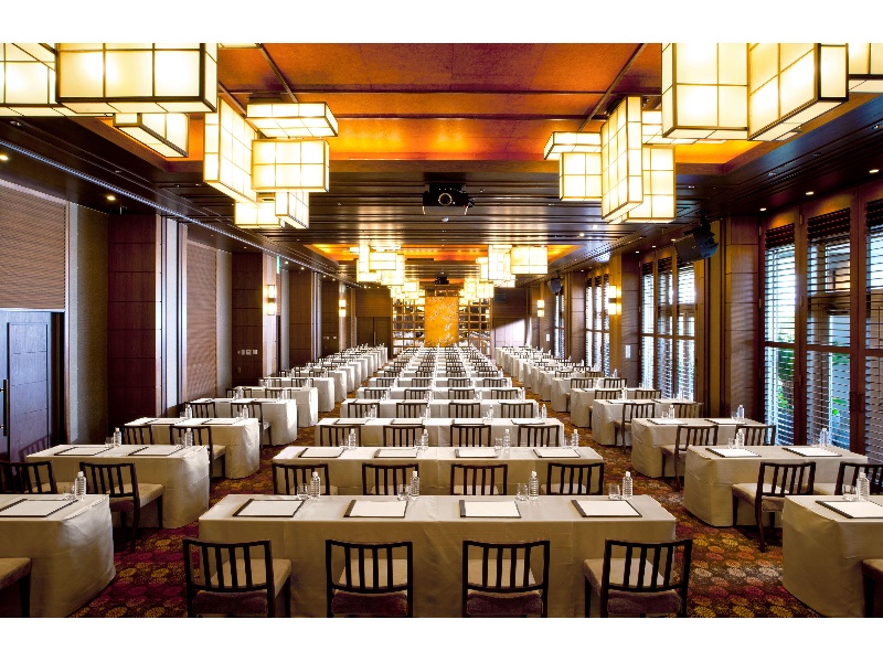 100名を超える規模の大きな会議でも安心してご利用いただける会場。専用回線完備。