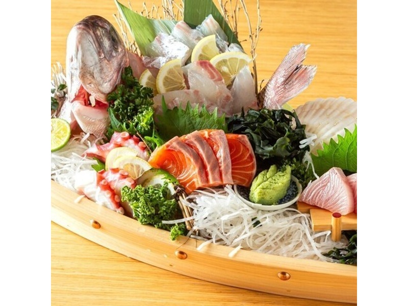 4,800~8,800円まで鯛の姿造りや香住産紅ズワイガニのカニ味噌トマトパスタなど和風から洋風まで幅広いお料理をご準備しています