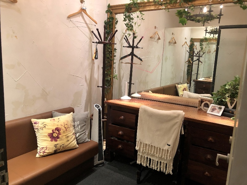 姿見もある控室