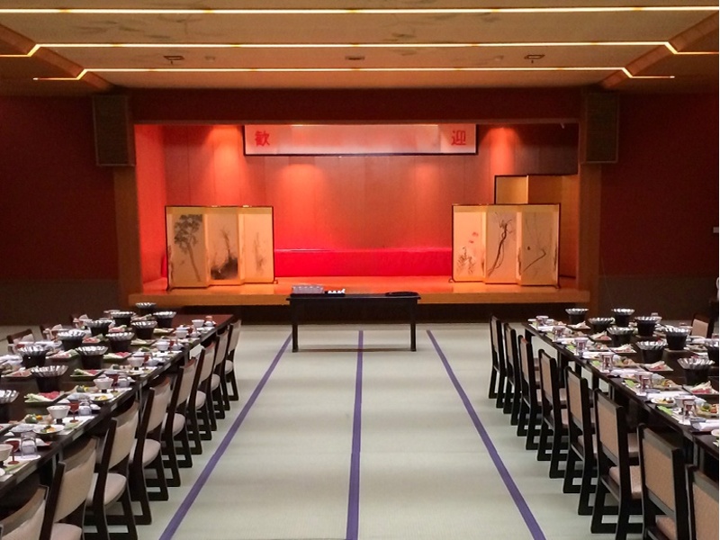 【宴会場】[友禅] 168畳　
大人数から少人数まで、幅広く対応可能す。レイアウトもご相談ください。