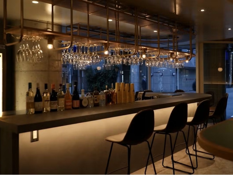 カウンター席で料理のこだわりをスタッフから直接聞ける