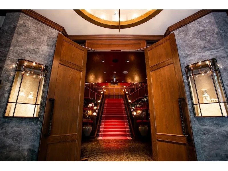 扉を開けると目の前に広がる大階段が圧巻。
遺産としての美しさを色濃く醸し出すラグジュアリーな空間です。