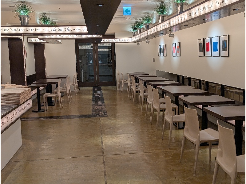 館内とつながってる方の会場フロア
50名以上から貸切可能。大規模な会議やセミナー、研修会にも対応できる136席の広々とした空間をご提供いたします。
